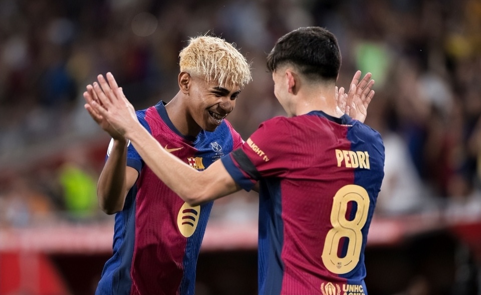 2015 赛季：由于主场暴雨，洋基队与大都会队的“地铁大战”被迫延迟三小时开球